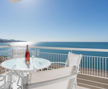 Foto de las fabulosas vistas al mar desde el balcón de este luminoso apartamento.