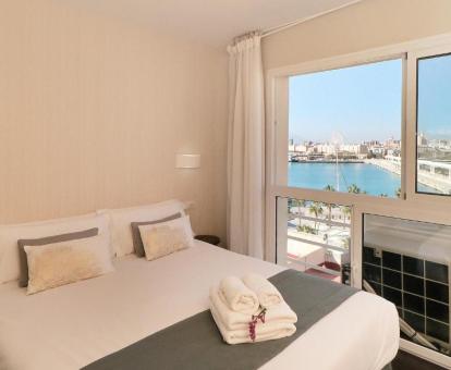 Foto de las vistas al mar desde el dormitorio de uno de los apartamentos.