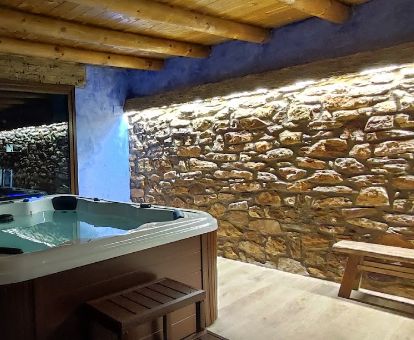Gran jacuzzi en el acogedor espacio de bienestar privado de este hotel ideal para parejas.