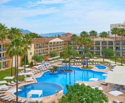 Foto de las piscinas al aire libre disponibles todo el año de este hotel.