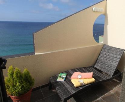 Foto de la terraza con vistas al mar del apartamento.