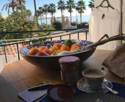 Foto de las instalaciones de este hotel con vistas al mar.