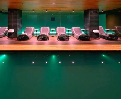 Foto de la lujosa piscina interior del spa del hotel.