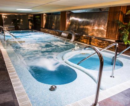 Foto del spa con piscina de hidroterapia del hotel.