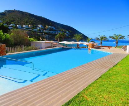 Foto de las instalaciones de este hotel con vistas al mar.