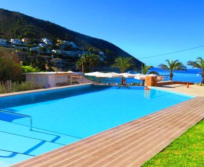 Foto de la piscina al aire libre con vistas al mar.