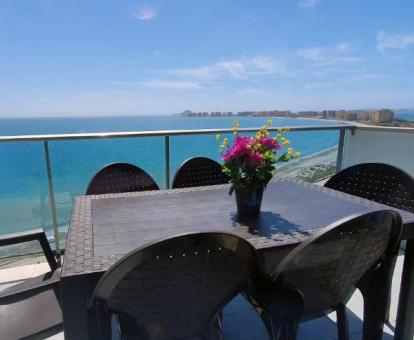 Foto de la terraza con comedor exterior y vistas al mar de uno de los apartamentos.