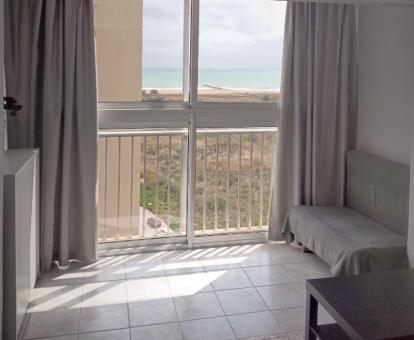 Foto de las instalaciones de este hotel con vistas al mar.