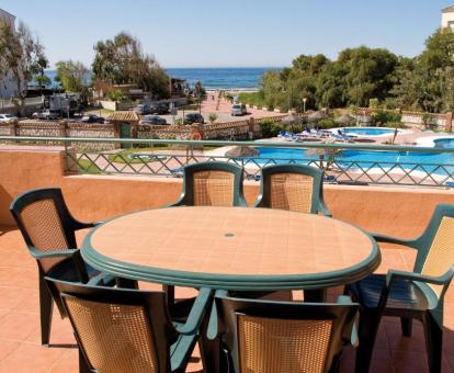 Foto de la terraza amueblada con vistas al mar de uno de los apartamentos ático.