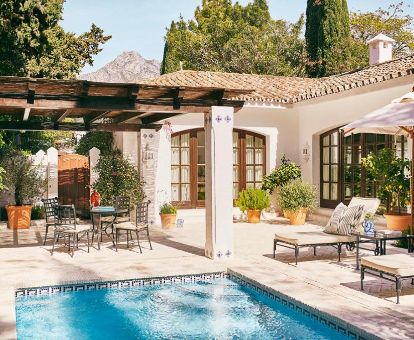 Hermosa villa de dos dormitorios con terraza amueblada y piscina privada en este hotel de lujo.