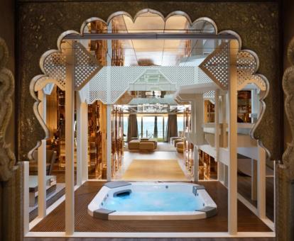 Foto de las instalaciones de spa con vistas al mar del hotel.