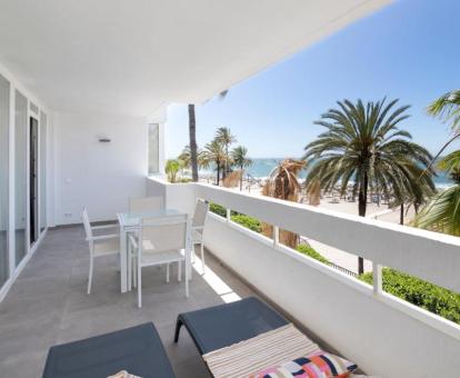 Foto de la terraza amueblada con vistas al mar de uno de los apartamentos.