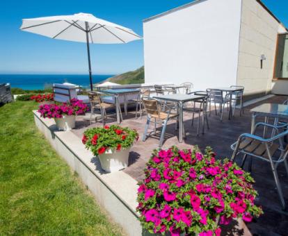 Foto de la terraza comedor con vistas al mar del hotel.