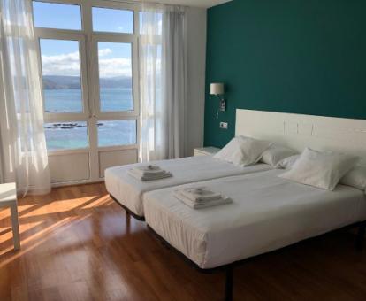 Foto de una de las habitaciones con vistas al mar del hotel.