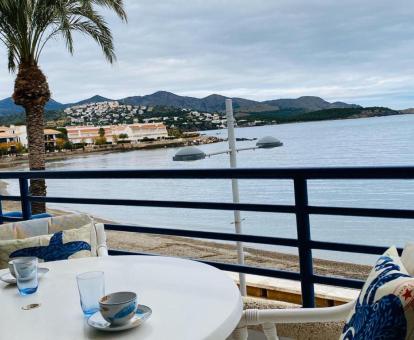 Foto de las instalaciones de este hotel con vistas al mar.