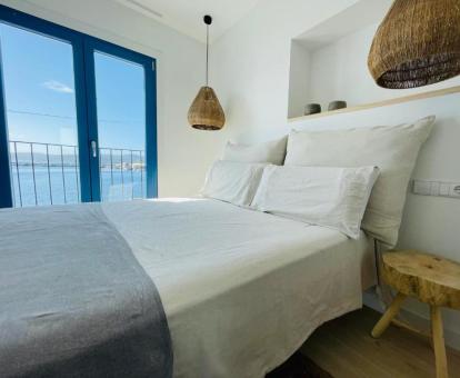 Foto de una de las habitaciones con vistas al mar del hotel.