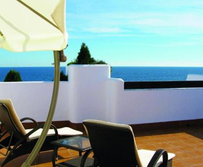 Foto de las instalaciones de este hotel con vistas al mar.