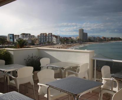 Foto de las instalaciones de este hotel con vistas al mar.