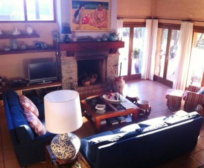 Foto de la sala de estar con chimenea de esta agradable casa rural.