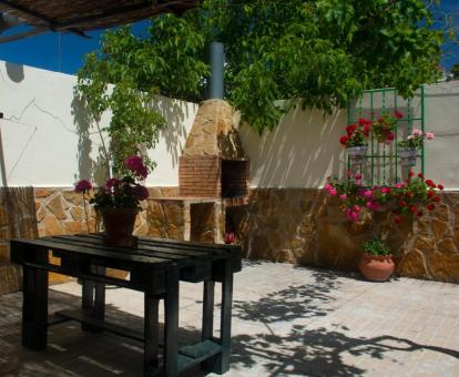 Foto del patio privado con zona de barbacoa de esta casa rural.