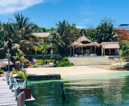 Foto de las instalaciones de este hotel frente al mar.