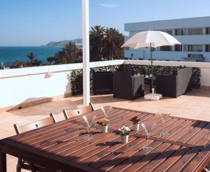Foto de las instalaciones de este hotel con vistas al mar.