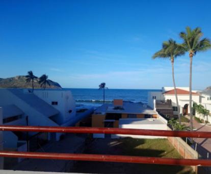 Foto de las instalaciones de este hotel frente al mar.