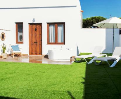 Preciosa zona exterior privada con bañera de hidromasaje al aire libre de una de las habitaciones dobles del hotel.