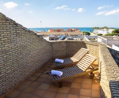 Foto de la terraza solarium con vistas al mar de la suite de este hotel.