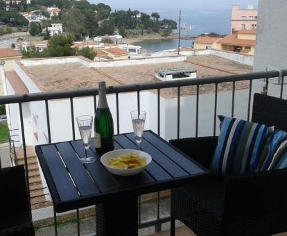 Foto de las instalaciones de este hotel con vistas al mar.