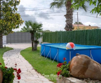 Foto del jardín privado con piscina de la casa de dos dormitorios.