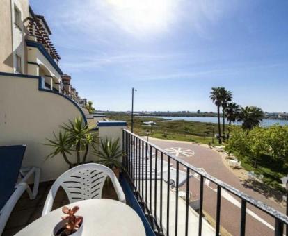 Foto de la terraza amueblada con vistas al mar de uno de los apartamentos.