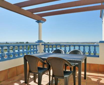 Foto de la terraza con vistas al mar de uno de los apartamentos de este establecimiento.