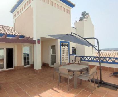 Foto de la terraza amueblada con vistas al mar de uno de los apartamentos.
