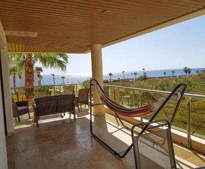 Foto de la terraza amueblada con vistas al mar y a los alrededores de este apartamento.