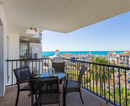 Foto de las vistas al mar de la terraza amueblada de este apartamento.