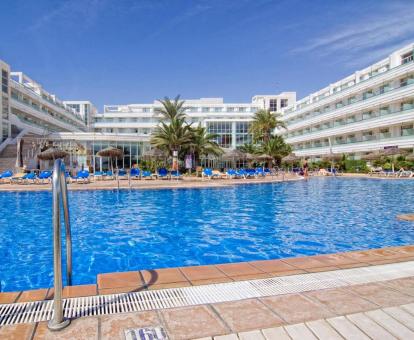 Foto de la piscina al aire libre disponible todo el año de este alojamiento.