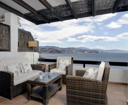 Foto de las instalaciones de este hotel con vistas al mar.