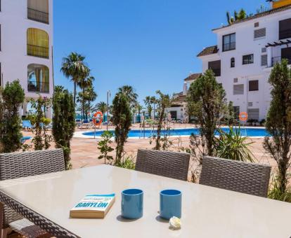 Foto de las vistas al mar ya la piscina comunitaria desde la terraza del apartamento.