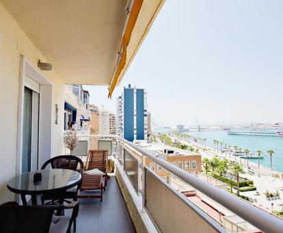 Foto del balcón amueblado con vistas al mar ya la ciudad de este apartamento.