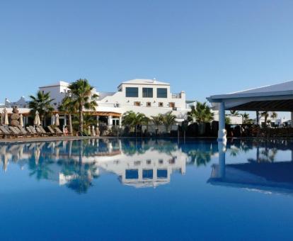 Foto de la piscina al aire libre disponible todo el año de este hotel.