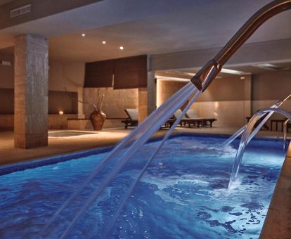 Elegante espacio de bienestar con piscina y elementos de hidroterapia de este hotel romántico.