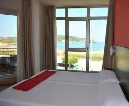 Foto de una de las habitaciones con vistas al mar del hotel.