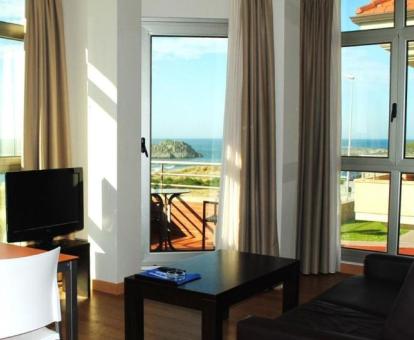 Foto de uno de los apartamentos con vistas al mar y terraza.