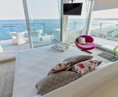 Foto de las instalaciones de este hotel con vistas al mar.