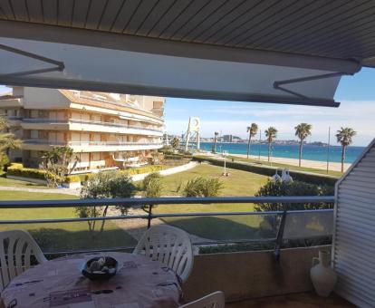 Foto de las instalaciones de este hotel con vistas al mar.