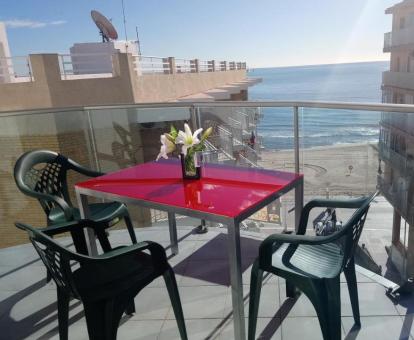 Foto de las instalaciones de este hotel con vistas al mar.