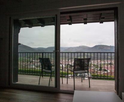Foto de la terraza amueblada con preciosas vistas del estudio con balcón de este alojamiento.