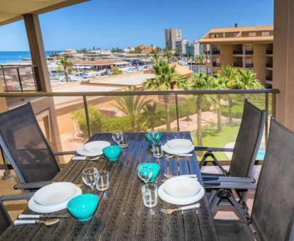 Foto de las instalaciones de este hotel con vistas al mar.