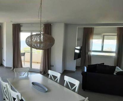 Foto del interior de este moderno apartamento con vistas al mar.